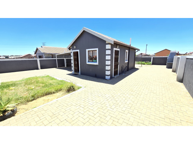  1389  Larch, Bloemdustria, Bloemfontein 