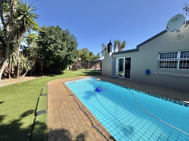 <!--[if BLOCK]><![endif]--> 8  Oosterland Road, Plattekloof Glen, Goodwood <!--[if ENDBLOCK]><![endif]-->