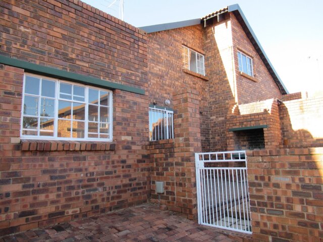 <!--[if BLOCK]><![endif]--> 3 Silverstone  Rooitou , Weltevreden Park,  Roodepoort <!--[if ENDBLOCK]><![endif]-->