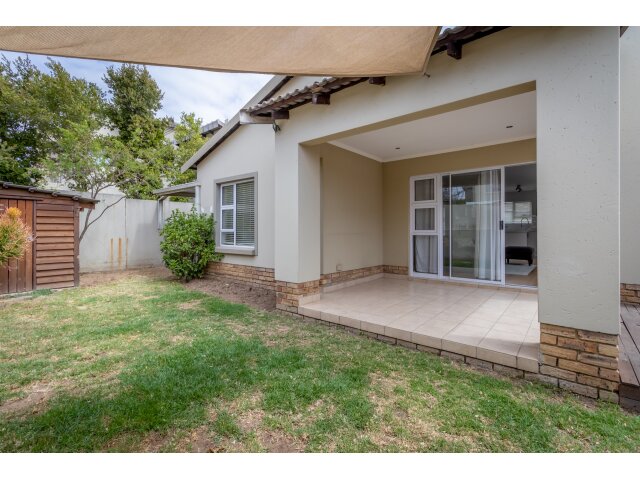 <!--[if BLOCK]><![endif]--> 10   Canal 2 Lane, Broadacres,  Sandton <!--[if ENDBLOCK]><![endif]-->