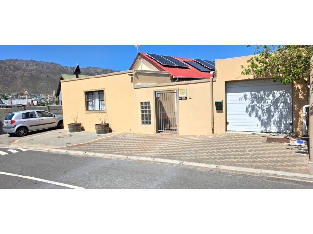 <!--[if BLOCK]><![endif]--> 8  Mountain Breeze, Pine Acres, Gordons Bay <!--[if ENDBLOCK]><![endif]-->