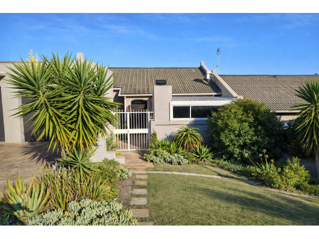 <!--[if BLOCK]><![endif]--> 4 De Hoogte Raphael Street, Stellenberg, Bellville <!--[if ENDBLOCK]><![endif]-->