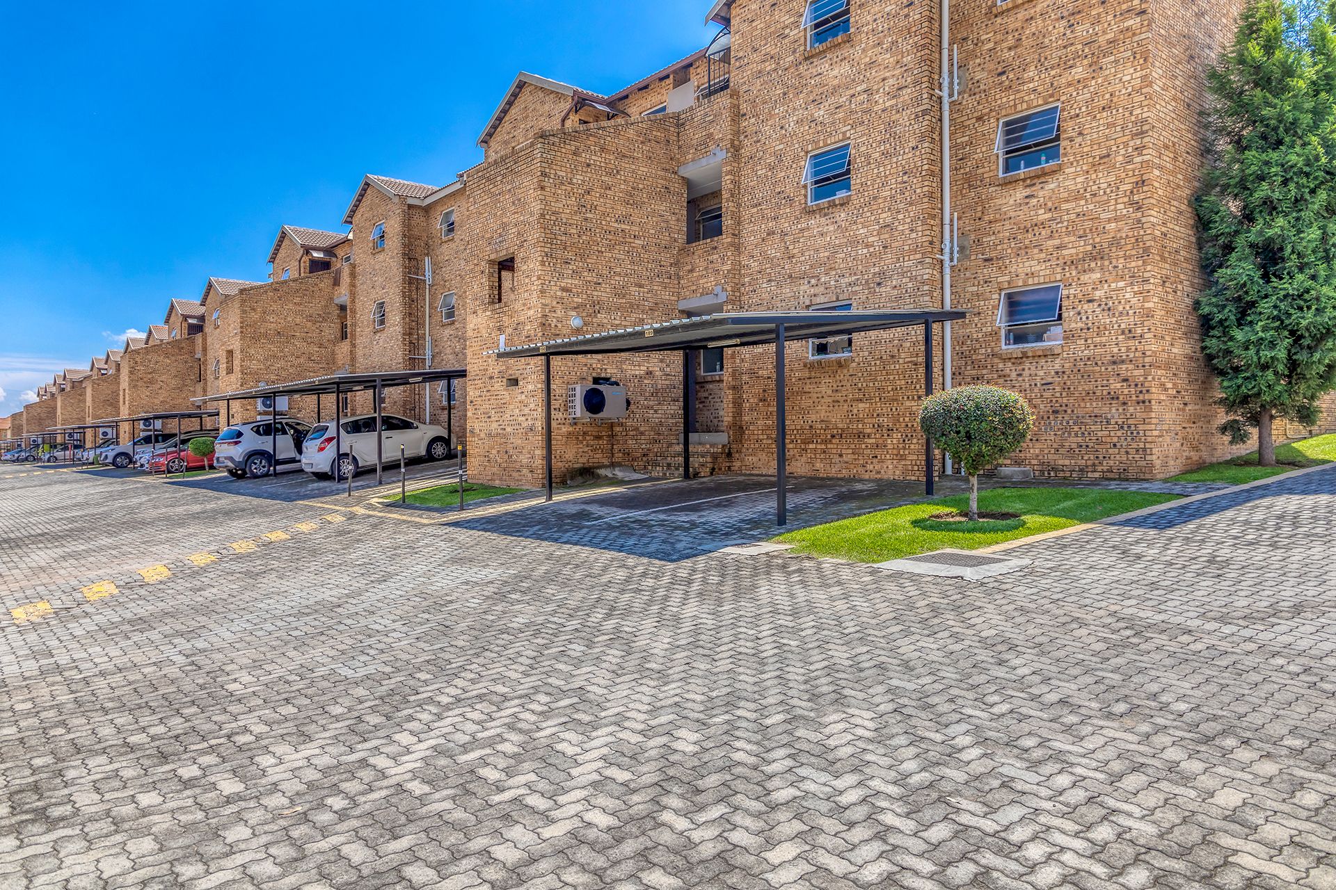 <!--[if BLOCK]><![endif]--> 96 Saffron Gardens Bothma Street, Wilgeheuwel,  Roodepoort <!--[if ENDBLOCK]><![endif]-->
