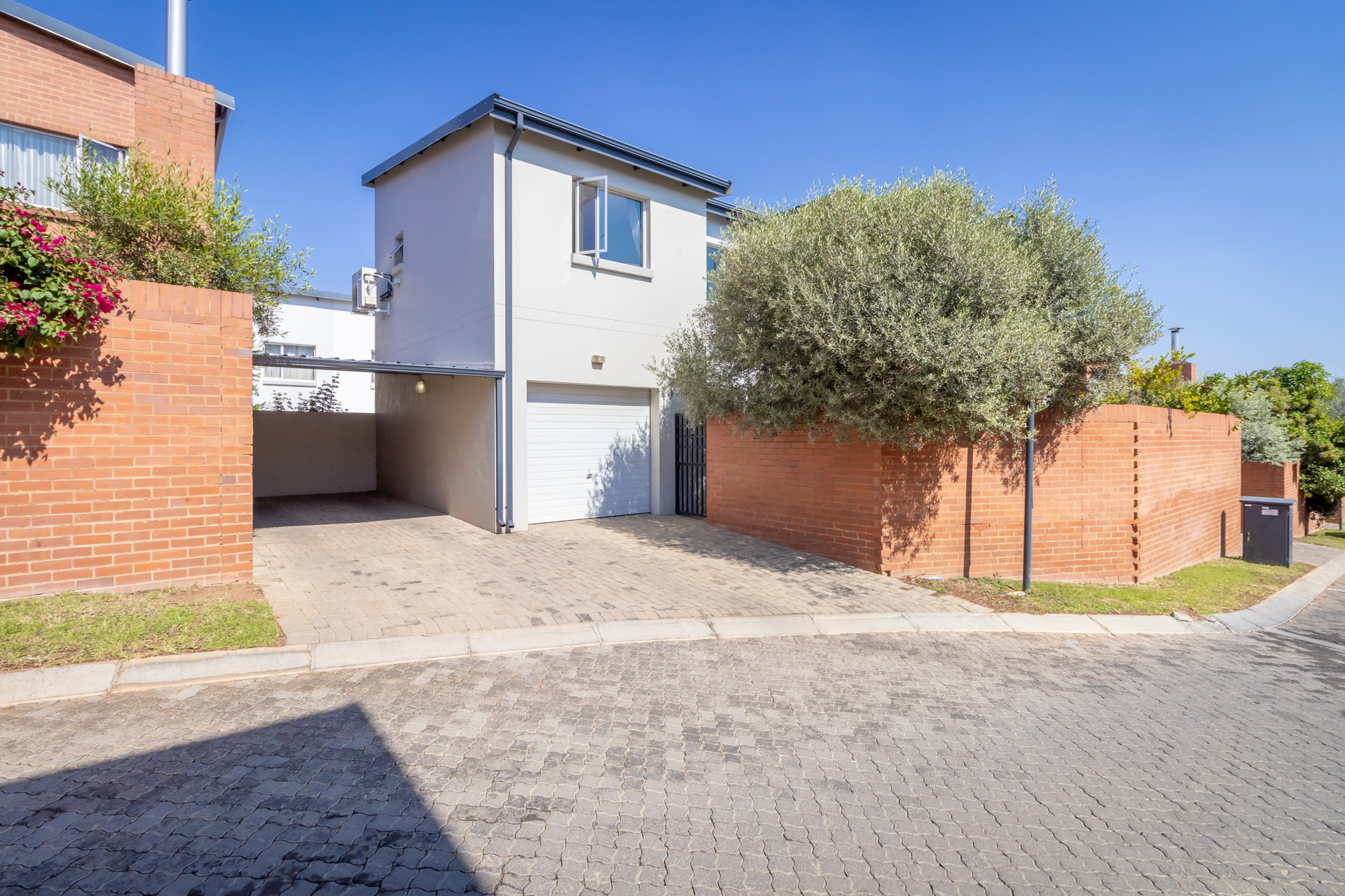 <!--[if BLOCK]><![endif]--> 49 Thorn Tree Place Cedar Avenue West, Fourways,  Sandton <!--[if ENDBLOCK]><![endif]-->