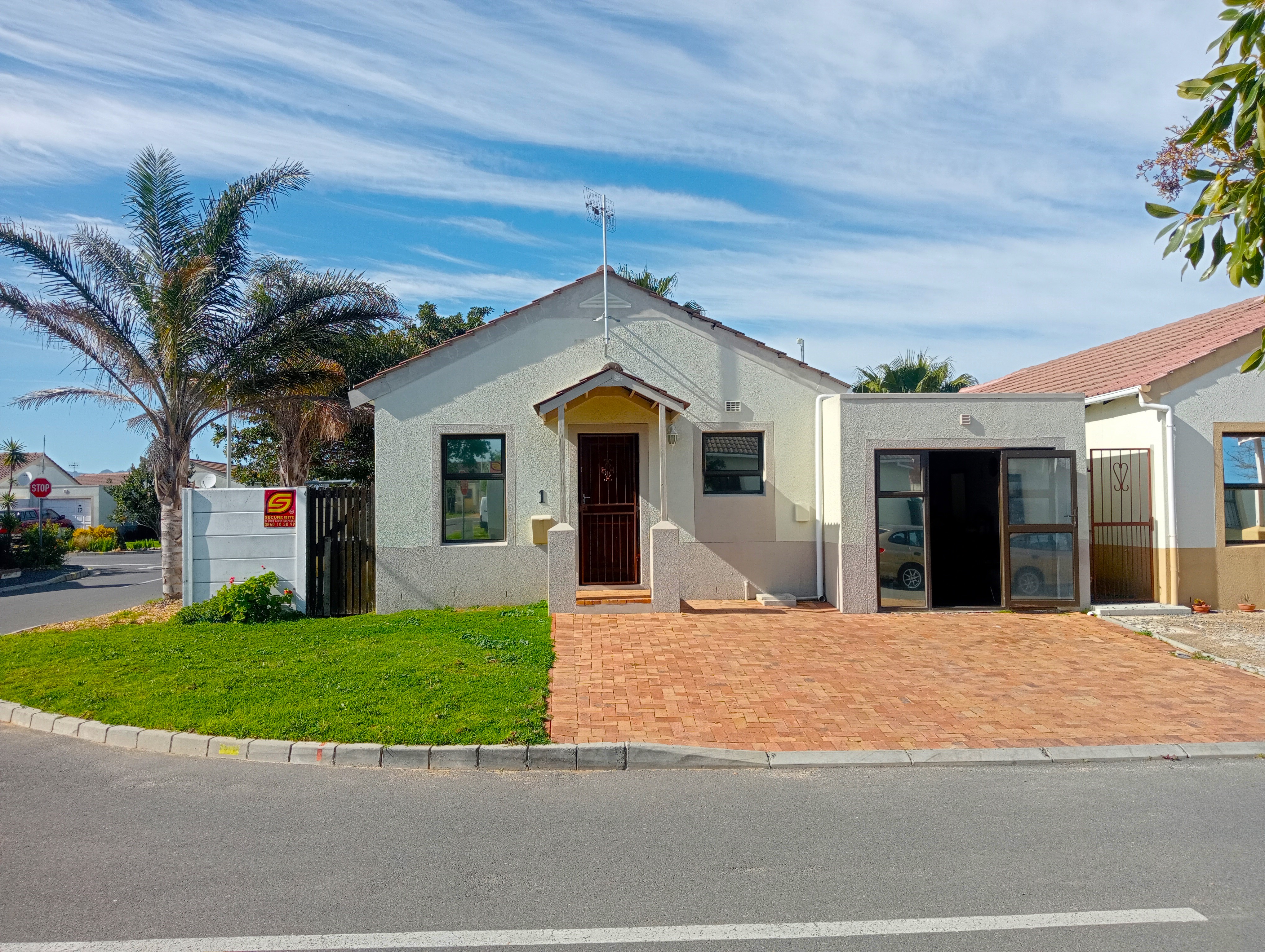  1  Folkstone Crescent, Victoria Park, Somerset West 