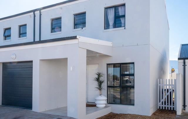  12  Millbrook Crescent, Onverwacht, Gordons Bay 