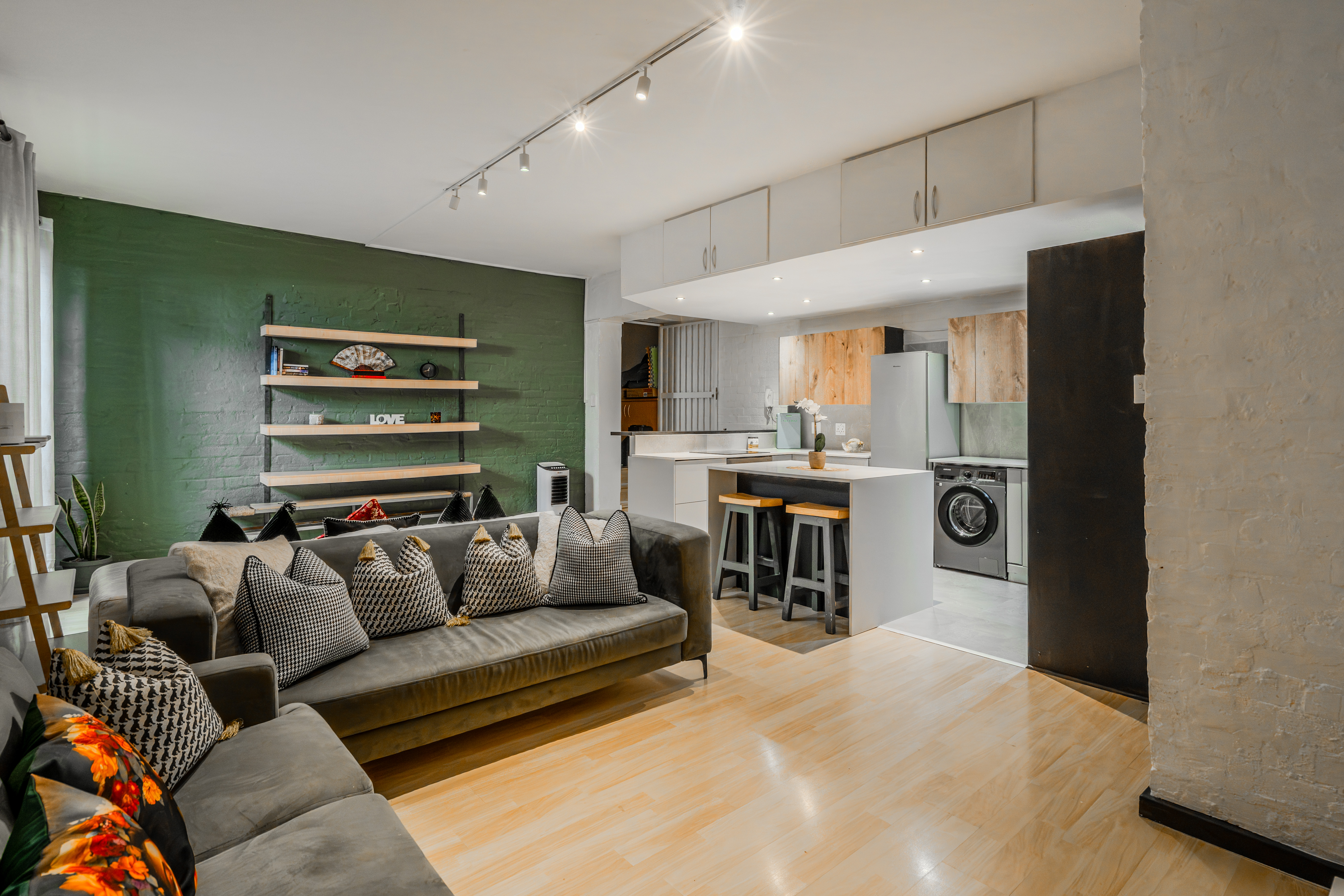 <!--[if BLOCK]><![endif]--> 1 Het Atelier Roodehek Street, Gardens, Cape Town <!--[if ENDBLOCK]><![endif]-->